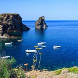 Panteller – was? Ja, die italienische Insel Pantelleria ist noch nicht wirklich bekannt. Aber wer sie noch nicht kennt, der sollte das schleunigst ändern. Die kleine Vulkaninsel liegt südwestlich von Sizilien und gehört zur dortigen Gemeinde Trapani. Sie zeichnet sich durch unberührte Natur, türkisblaues Wasser und traumhafte Sandstrände mit schroffen Klippen im Hintergrund aus. Klingt verlockend? Das fand das "Time Magazine" auch. 