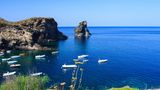 Panteller – was? Ja, die italienische Insel Pantelleria ist noch nicht wirklich bekannt. Aber wer sie noch nicht kennt, der sollte das schleunigst ändern. Die kleine Vulkaninsel liegt südwestlich von Sizilien und gehört zur dortigen Gemeinde Trapani. Sie zeichnet sich durch unberührte Natur, türkisblaues Wasser und traumhafte Sandstrände mit schroffen Klippen im Hintergrund aus. Klingt verlockend? Das fand das "Time Magazine" auch. 