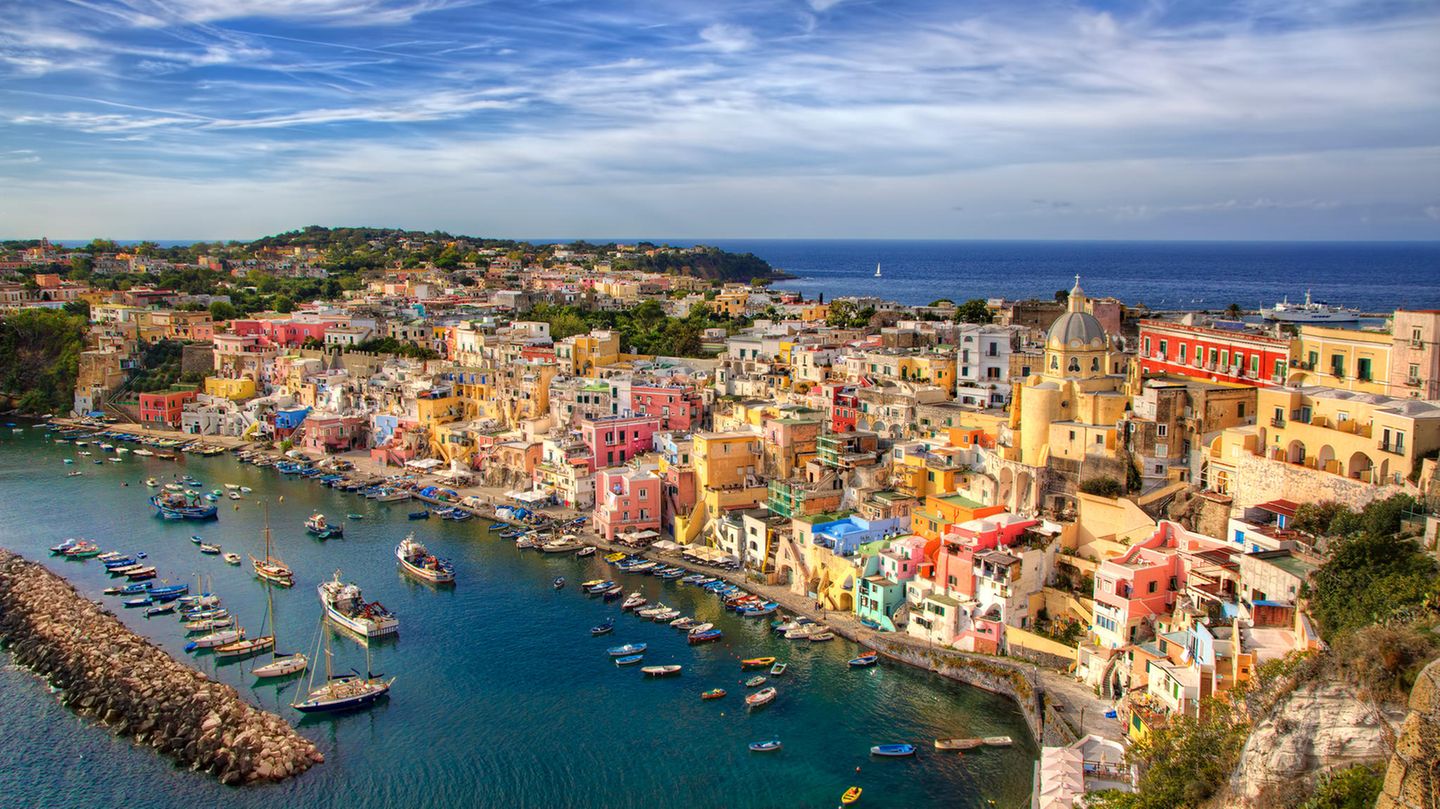 Neapel, Italien Die bunten und belebten Straßen von Neapel verschaffen der drittgrößten Stadt Italiens einen Platz im "Time Magazine"-Ranking. Aber auch sonst hat die Metropole in der Region Kampanien einiges in petto. Die Lage direkt am Meer ist der perfekte Ausgangspunkt für ausgelassene Badetage, während die historische Altstadt prädestiniert für eine ausgiebige Bummeltour ist.