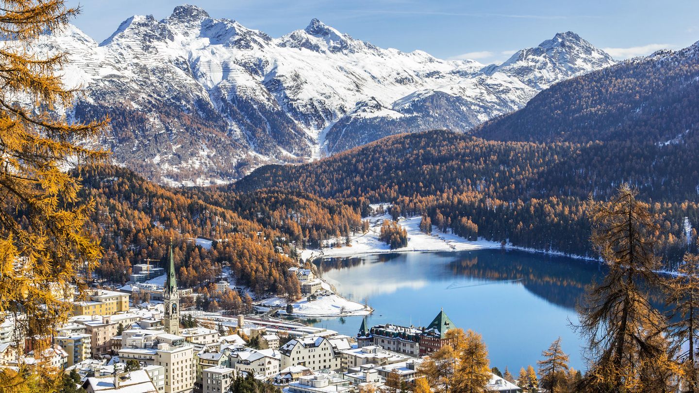 Die Ski-Metropole der Superreichen – so ist St. Moritz weltweit bekannt. Damit konnte der beschauliche Ort im Schweizer Tal Engadin auch über den Kontinent hinaus Eindruck schinden. Das "Time Magazine" hält ihn jedenfalls für einen außergewöhnlich guten Ort für einen Skiurlaub. Pluspunkt sind natürlich auch die vielen Sonnenstunden und die legendären Apres-Ski-Partys. 