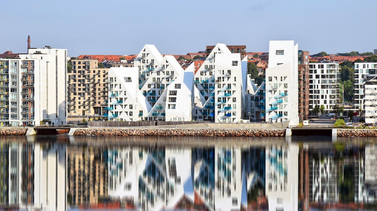 Aarhus, Dänemark Eine Stadt zwischen Moderne und Historie – das ist Aarhus in Dänemark. Die Küstenstadt liegt auf der Halbinsel Jütland und ist vor allem für seine Jahrhunderte alten Fachwerkhäuser und seine vielen Museen, darunter ein Kunstmuseum und ein Wikingermuseum, bekannt. Das "Time Magazine" nennt einen weiteren Grund für einen Besuch in Aarhus: der klare Sternenhimmel über der Stadt.