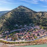 Geschichte und Gesundheit – wenn es nach dem "Time Magazine" geht, finden Reisende beides in der albanischen Stadt Berat. Sie ist auch als "Stadt der Tausend Fenster" bekannt. Das liegt unter anderem an ihrer Lage, eingebettet in ein Gebirge. Aber Berat blickt auch auf eine zweitausend Jahre alte Geschichte zurück – und sorgt durch die beschauliche Einwohnerzahl von knapp 35.000 Menschen für viele Möglichkeiten, die Landschaft in Ruhe zu genießen. 