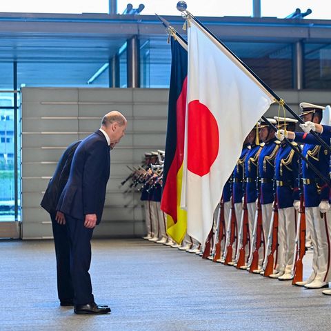 Bundeskanzler Olaf Scholz mit Japans Premierminister Fumio Kishida in Tokio