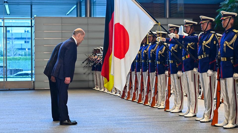 Bundekanzler Olaf Scholz mit Japans Premierminister Fumio Kishida in Tokio