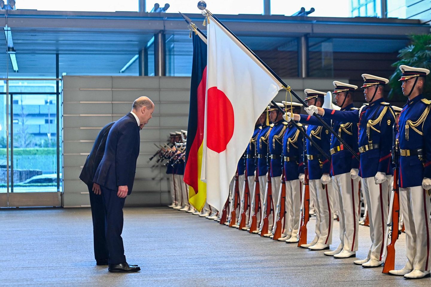 Bundeskanzler Olaf Scholz mit Japans Premierminister Fumio Kishida in Tokio