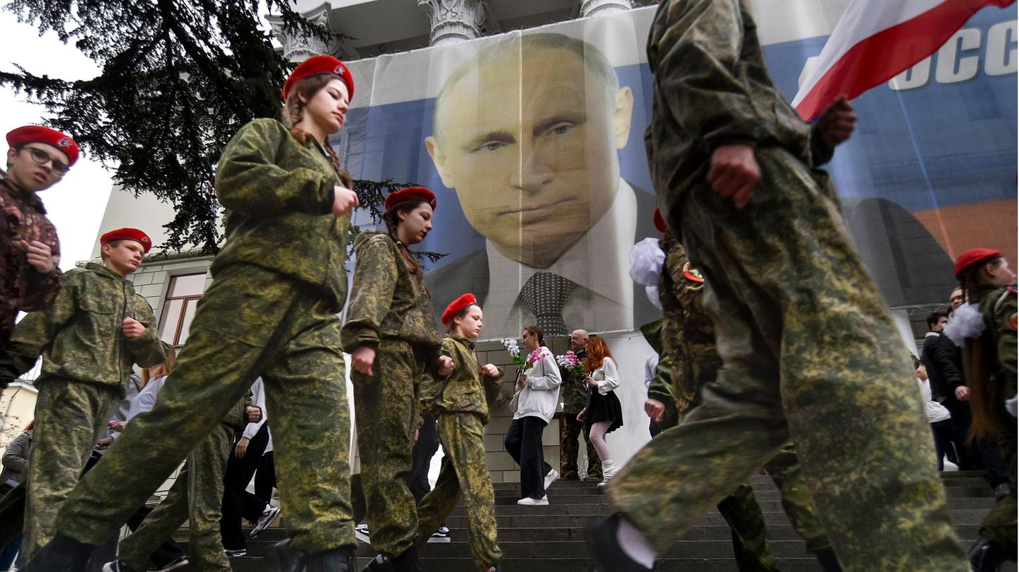 Ukraine: Vladimir Putin visits annexed Crimea
