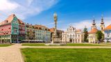 Ganz viel Geschichte und Kultur finden Reisende in der rumänischen Stadt Timisoara. Sie gehört eher zu den Geheimtipps in dem "Time Magazine"-Ranking – ist aber keineswegs weniger sehenswert als die anderen Orte in der Liste. Im Gegenteil: In der Stadt wimmelt es nur so von kulturellen Highlights und Sehenswürdigkeiten für Kulturliebhaber. Allen voran ist hier der Piața Victoriei zu nennen, der mit seinen bunten Häusern an eine längst vergangene Zeit erinnert. 