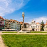 Ganz viel Geschichte und Kultur finden Reisende in der rumänischen Stadt Timisoara. Sie gehört eher zu den Geheimtipps in dem "Time Magazine"-Ranking – ist aber keineswegs weniger sehenswert als die anderen Orte in der Liste. Im Gegenteil: In der Stadt wimmelt es nur so von kulturellen Highlights und Sehenswürdigkeiten für Kulturliebhaber. Allen voran ist hier der Piața Victoriei zu nennen, der mit seinen bunten Häusern an eine längst vergangene Zeit erinnert. 