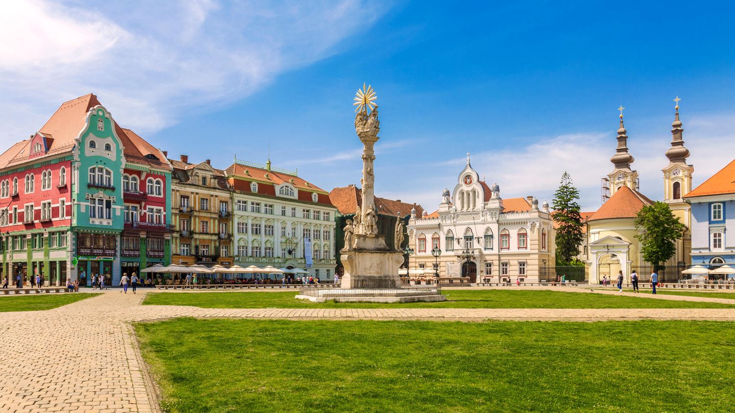 Timisoara, Rumänien Ganz viel Geschichte und Kultur finden Reisende in der rumänischen Stadt Timisoara. Sie gehört eher zu den Geheimtipps in dem "Time Magazine"-Ranking – ist aber keineswegs weniger sehenswert als die anderen Orte in der Liste. Im Gegenteil: In der Stadt wimmelt es nur so von kulturellen Highlights und Sehenswürdigkeiten für Kulturliebhaber. Allen voran ist hier der Piața Victoriei zu nennen, der mit seinen bunten Häusern an eine längst vergangene Zeit erinnert.