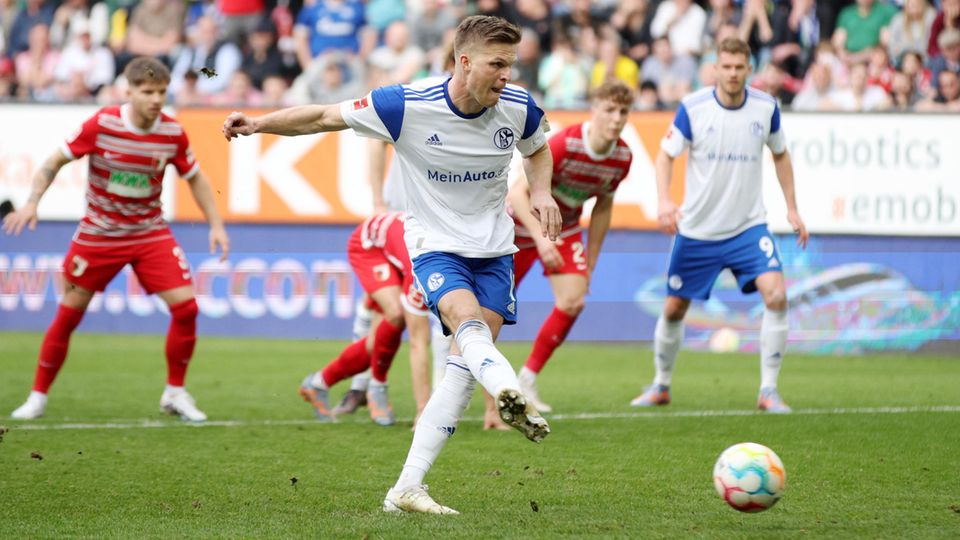 Marius Bülter scored a penalty in injury time and gave FC Schalke 04 a point in the Bundesliga relegation battle