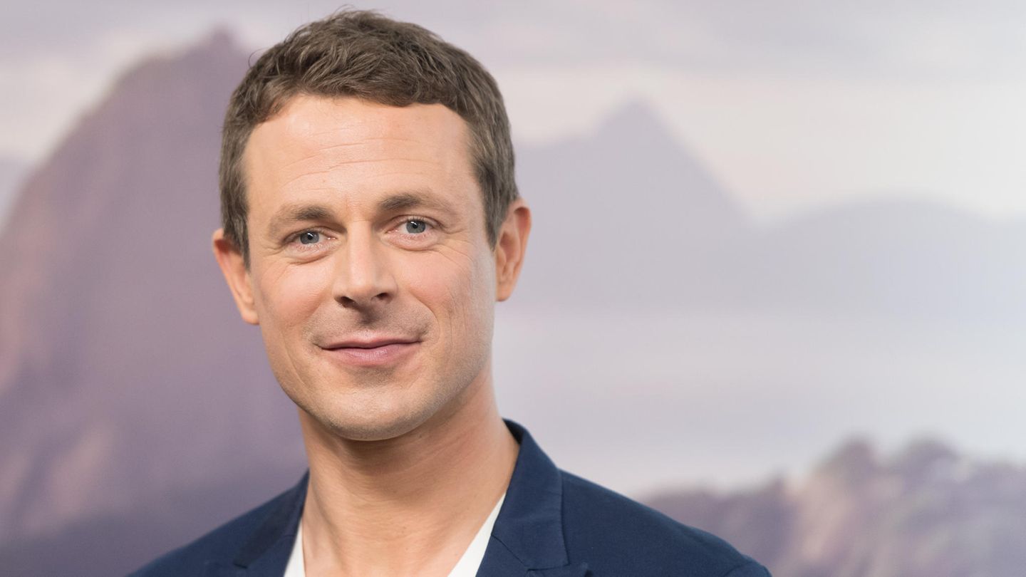 "Sportschau"-Moderator Alexander Bommes ist wieder zurück im Fernsehen (Archivbild)