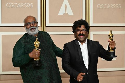 Der indische Komponist M.M. Keeravaani (L) und der Songwriter Chanrabose (R) haben den Oscar für den Song "Naatu Naatu" entgegengenommen.