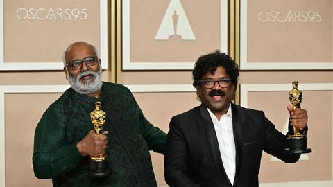 Der indische Komponist M.M. Keeravaani (L) und der Songwriter Chanrabose (R) haben den Oscar für den Song "Naatu Naatu" entgegengenommen.