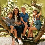 Prinz William und Prinzessin Kate senden royale Glückwünsche zum Mothersday  Ein Bild sagt mehr als tausend Worte. In diesem Fall gibt es allerdings ein prägendes Wort: Familienidyll. Und genau das nutzen Prinz William und Prinzessin Kate, um gemeinsam mit ihren Kindern, George, Charlotte und Louis, den Briten zum Muttertag zu gratulieren. Der wird in Großbritannien traditionell am 19. März gefeiert. Das Foto, das im Sommer 2022 während einer Fotosession mit Fotograf Matt Porteous entstanden ist, teilt das royale Paar auf seinem Twitter-Account mit den Worten: "Happy Mother’s Day from our family to yours" – also "Herzliche Glückwunsch zum Muttertag von unserer Familie für eure". Das Motiv zeigt Kate in einem prächtigen Baum sitzend, umringt von ihren drei süßen Kids auf dem Gelände ihres Norfolk-Sitzes Anmer Hall. Dorthin fliegt die Wales-Familie regelmäßig in den Ferien oder Wochenenden, um die Natur und Ruhe des Landlebens zu genießen. Dies wird in den nächsten Jahren allerdings weniger häufig passieren, denn nach dem Tod von Queen Elizabeth II. ist William der Erste in der Thronfolge und Herzog von Cornwall aufgestiegen. Der Arbeitsaufwand für ihn und Ehefrau Kate ist massiv gestiegen. Ein Gutes hat der Aufstieg aber auch: Royal-Fans sehen sie wesentlich häufiger als früher. Ein Wiedersehen mit den drei Sprösslingen des Paars gibt es voraussichtlich bei der Krönung ihres Opas Charles am 6. Mai.