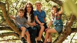 Prinz William und Prinzessin Kate senden royale Glückwünsche zum Mothersday  Ein Bild sagt mehr als tausend Worte. In diesem Fall gibt es allerdings ein prägendes Wort: Familienidyll. Und genau das nutzen Prinz William und Prinzessin Kate, um gemeinsam mit ihren Kindern, George, Charlotte und Louis, den Briten zum Muttertag zu gratulieren. Der wird in Großbritannien traditionell am 19. März gefeiert. Das Foto, das im Sommer 2022 während einer Fotosession mit Fotograf Matt Porteous entstanden ist, teilt das royale Paar auf seinem Twitter-Account mit den Worten: "Happy Mother’s Day from our family to yours" – also "Herzliche Glückwunsch zum Muttertag von unserer Familie für eure". Das Motiv zeigt Kate in einem prächtigen Baum sitzend, umringt von ihren drei süßen Kids auf dem Gelände ihres Norfolk-Sitzes Anmer Hall. Dorthin fliegt die Wales-Familie regelmäßig in den Ferien oder Wochenenden, um die Natur und Ruhe des Landlebens zu genießen. Dies wird in den nächsten Jahren allerdings weniger häufig passieren, denn nach dem Tod von Queen Elizabeth II. ist William der Erste in der Thronfolge und Herzog von Cornwall aufgestiegen. Der Arbeitsaufwand für ihn und Ehefrau Kate ist massiv gestiegen. Ein Gutes hat der Aufstieg aber auch: Royal-Fans sehen sie wesentlich häufiger als früher. Ein Wiedersehen mit den drei Sprösslingen des Paars gibt es voraussichtlich bei der Krönung ihres Opas Charles am 6. Mai.