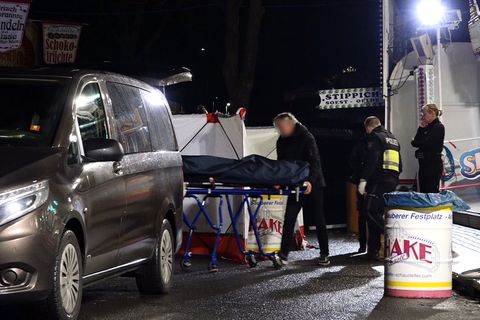 Ein Bestatter holt den Leichnam des auf dem Volksfest Send in Münster Getöteten ab