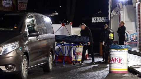 Ein Bestatter holt den Leichnam des auf dem Volksfest Send in Münster Getöteten ab