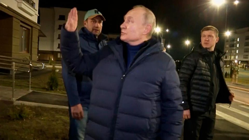 Wladimir Putin winkt in Mariupol Anwohnern zu