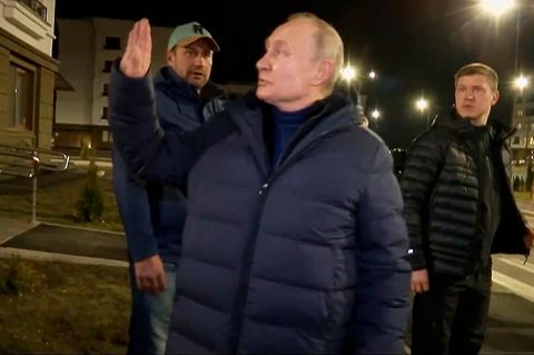 Wladimir Putin winkt in Mariupol Anwohnern zu