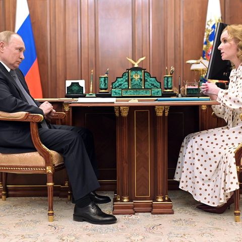 Maria Lwowa–Belowa, Russlands Beauftragte für Kinderrechte, und Präsident Wladimir Putin