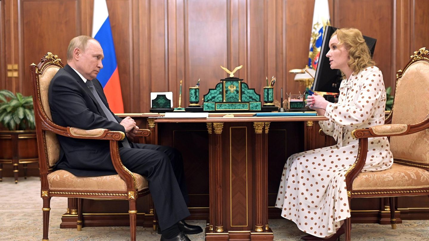 Maria Lwowa–Belowa, Russlands Beauftragte für Kinderrechte, und Präsident Wladimir Putin