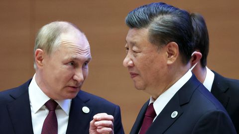 Wladimir Putin (l), Präsident von Russland spricht mit Xi Jinping, Präsident von China