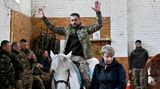 Kiew, Ukraine. Soldaten nehmen an einer Hippotherapie-Stunde teil. Das Reiten soll den ukrainischen Kämpfern helfen, sich von den Gefechten zu erholen, der Kontakt mit den Pferden eine therapeutische Wirkung erzielen.