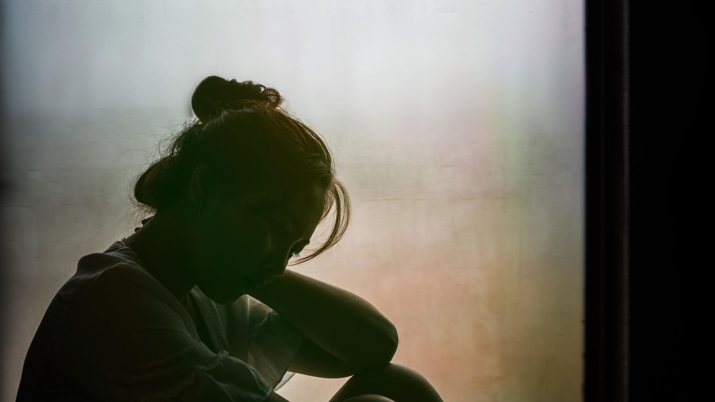 Psychotherapeutin über Fehlgeburten – und was sie so schmerzhaft macht Fehlgeburt: Eine Frau trauert