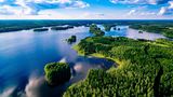 Das sechste Jahr in Folge landet Finnland auf dem ersten Platz des World Happiness Reports. Damit ist das skandinavische Land der Studie zufolge nach wie vor das glücklichste der Welt. Bekannt ist es vor allem für die weitläufige Natur der vielen Nationalparks, die kulturreiche Hauptstadt Helsinki und die Schneelandschaft in Lappland.