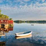 Eisbaden, mit dem Kanu die Inseln entdecken oder gemütlich durch Stockholm schlendern – Schweden bietet sehr viele Möglichkeiten für eine Reise. Und auch die Menschen vor Ort scheinen ihr schönes Land zu schätzen – denn Schweden landet auf Platz vier des Happiness-Rankings. 
