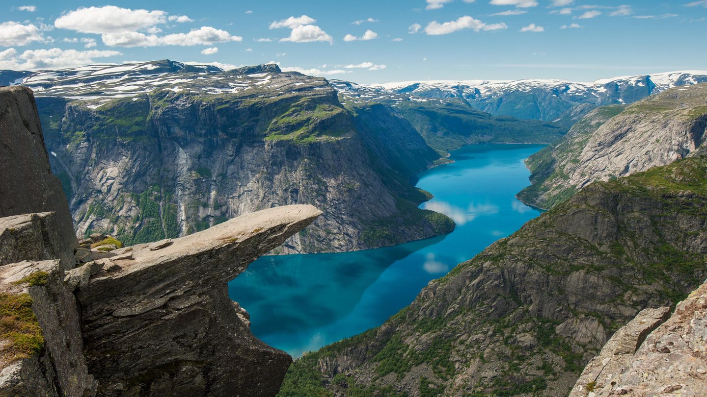 Mit einem der höchsten Bruttoinlandsprodukte und einer ausgeprägten Entscheidungsfreiheit sowie einem hohen Maß an sozialer Unterstützung ist Norwegen in diesem Jahr das Schlusslicht der skandinavischen Länder, wenn es um das Glück geht. Trotzdem reicht es für den siebten Platz im Ranking. 