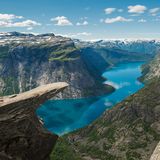 Mit einem der höchsten Bruttoinlandsprodukte und einer ausgeprägten Entscheidungsfreiheit sowie einem hohen Maß an sozialer Unterstützung ist Norwegen in diesem Jahr das Schlusslicht der skandinavischen Länder, wenn es um das Glück geht. Trotzdem reicht es für den siebten Platz im Ranking. 