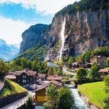 Die glücklichste Alpenrepublik in diesem Jahr ist die Schweiz. Das beschauliche Land mit seinen idyllischen Bergdörfern, den abwechslungsreichen Skigebieten und naturnahen Wandergebieten landet auf Platz neun des World Happiness Reports. Zugegeben, ein Grund dafür ist auch das stabile Bruttoinlandsprodukt des Landes.