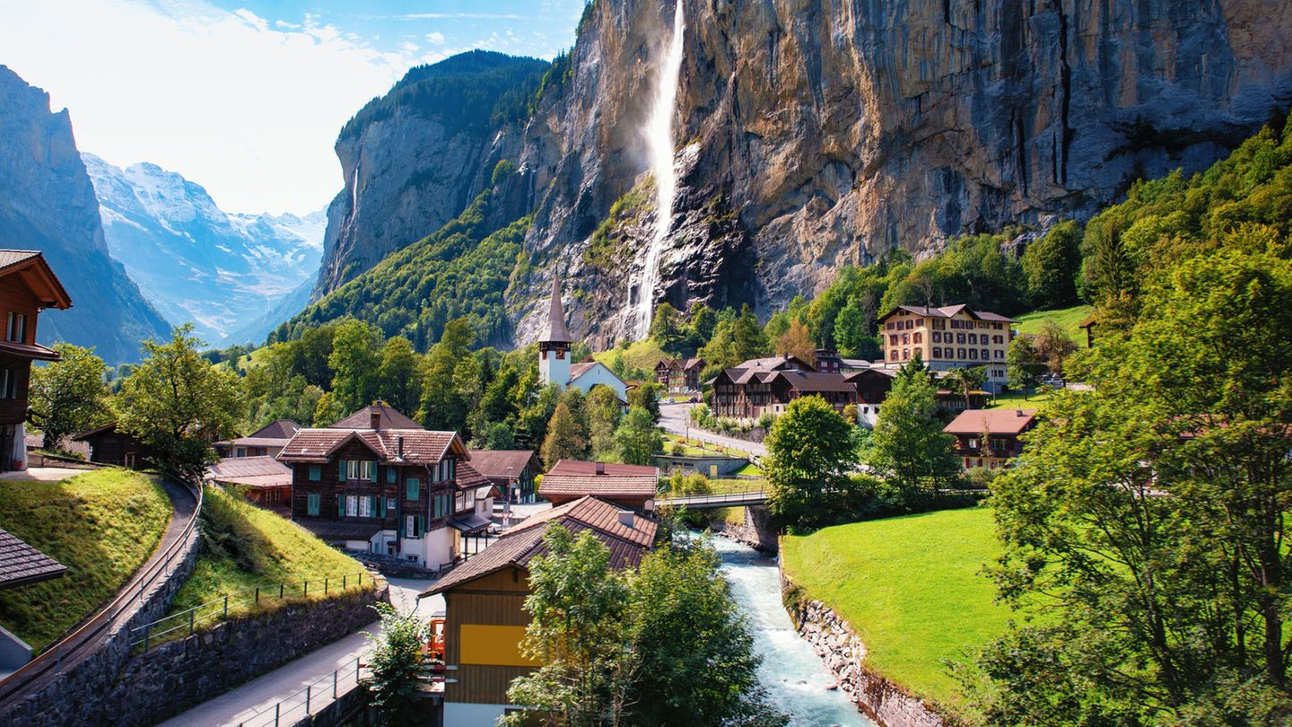 Die glücklichste Alpenrepublik in diesem Jahr ist die Schweiz. Das beschauliche Land mit seinen idyllischen Bergdörfern, den abwechslungsreichen Skigebieten und naturnahen Wandergebieten landet auf Platz neun des World Happiness Reports. Zugegeben, ein Grund dafür ist auch das stabile Bruttoinlandsprodukt des Landes.