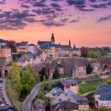 Das kleinste Land in der Happiness-Top-Ten ist Luxemburg. In dem Ranking auf Platz acht steht es seinen Vorreitern allerdings in kaum einem Punkt großartig nach – im Gegenteil. Einzig die Entscheidungsfreiheit ist ausbaufähig im Vergleich zu den vorderen Plätzen, während das Bruttoinlandsprodukt Rekordhöhe erreicht. 