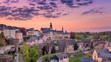 Das kleinste Land in der Happiness-Top-Ten ist Luxemburg. In dem Ranking auf Platz acht steht es seinen Vorreitern allerdings in kaum einem Punkt großartig nach – im Gegenteil. Einzig die Entscheidungsfreiheit ist ausbaufähig im Vergleich zu den vorderen Plätzen, während das Bruttoinlandsprodukt Rekordhöhe erreicht. 