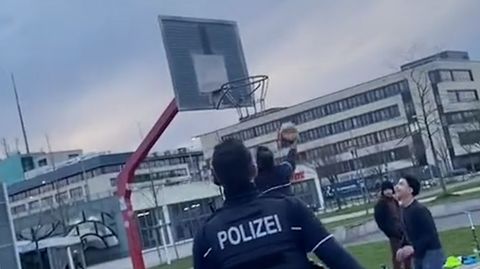 Köln: Polizisten nehmen Jugendliche auf dem Basketballplatz hops