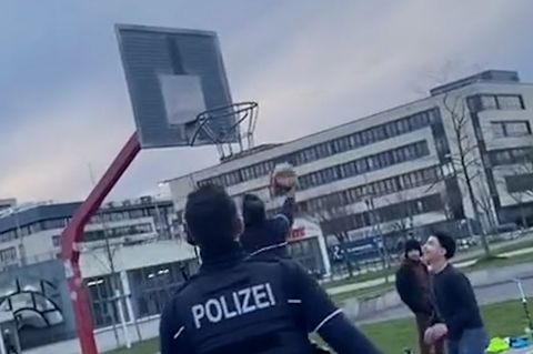 Köln: Polizisten nehmen Jugendliche auf dem Basketballplatz hops