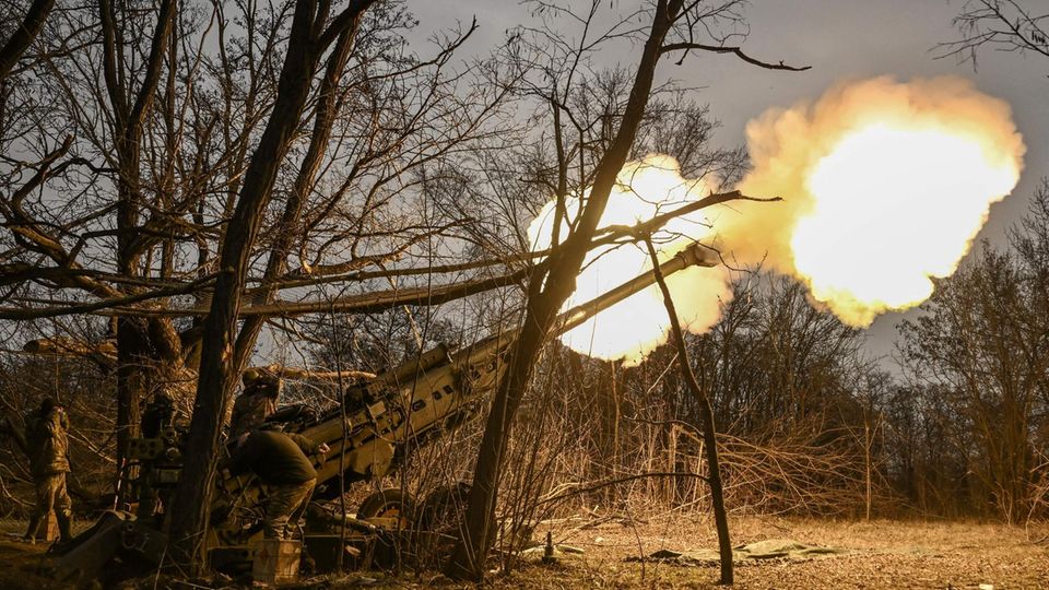 Ukrainische Soldaten feuern mit einer Haubitze M777 auf russische Stellungen bei Bachmut