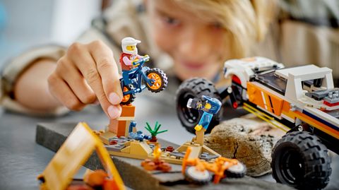 Lego Angebote: Jungs spielt mit einem City-Set Monster Truck