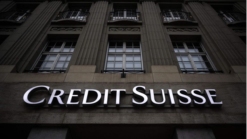 Das Logo der Schweizer Bank Credit Suisse an einer Gebäudefassade in Bern