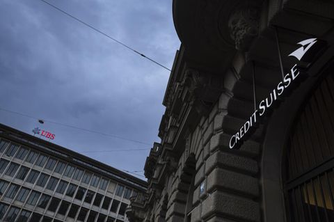 Eine Gesamtansicht zeigt die Hauptsitze der Schweizer Banken Credit Suisse (r) und UBS (l) am Paradeplatz.