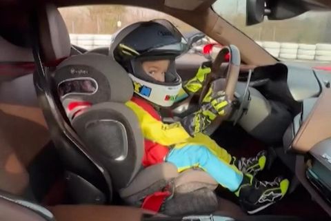 Kaum zu glauben: Dreijähriger fährt Papas Ferrari