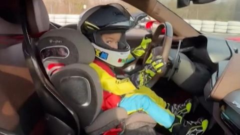 Kaum zu glauben: Dreijähriger fährt Papas Ferrari