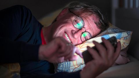 Mann mit Handy in der Hand