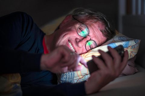 Mann mit Handy in der Hand