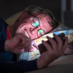 Mann mit Handy in der Hand