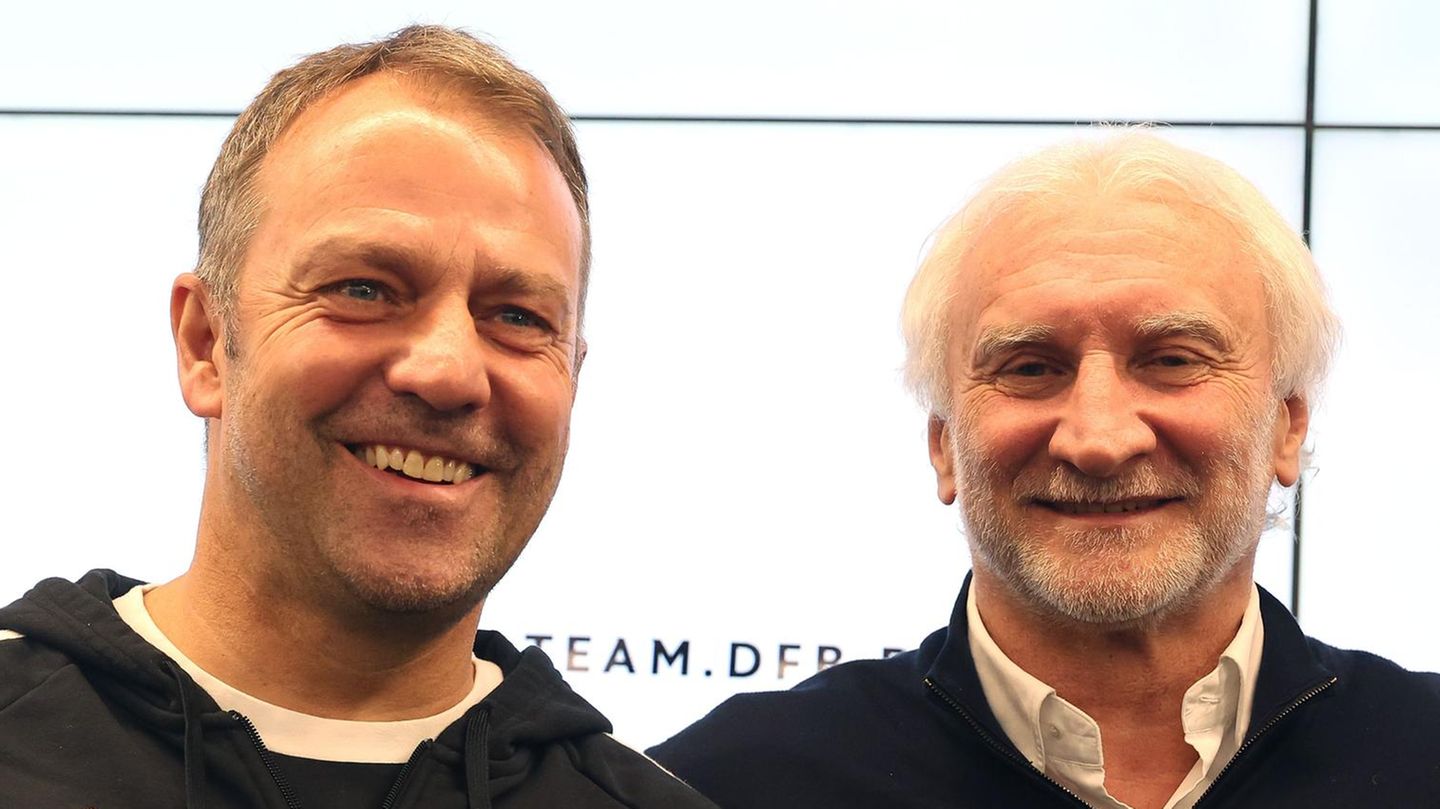 Hansi Flick (l.) und Rudi Völler wollen frühere Anstoßzeit für die Spiele, um kinderfreundlicher zu werden