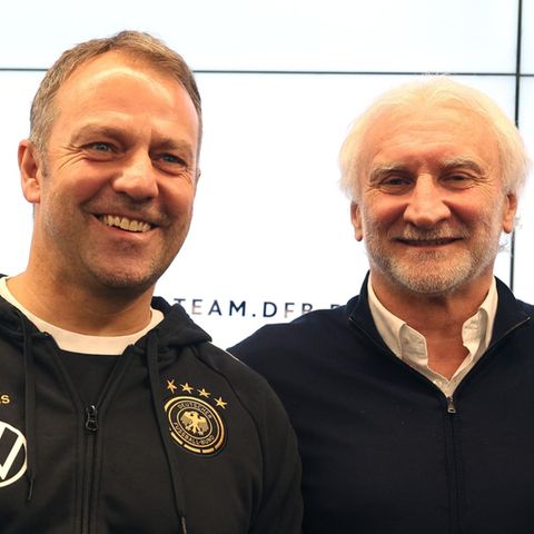 Hansi Flick (l.) und Rudi Völler wollen frühere Anstoßzeit für die Spiele, um kinderfreundlicher zu werden
