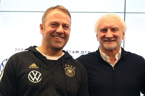 Hansi Flick (l.) und Rudi Völler wollen frühere Anstoßzeit für die Spiele, um kinderfreundlicher zu werden